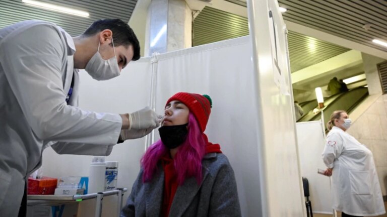 Russia Steels For Omicron ‘Tidal Wave’ As Vaccination Rates Remain Stubbornly Low