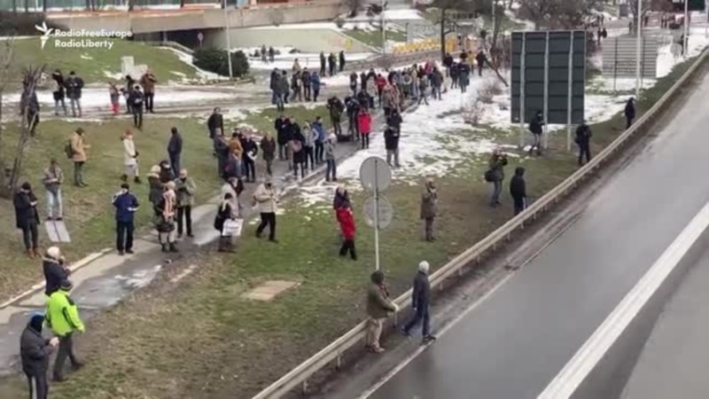 highway-blocked-in-serbia-in-protest-against-lithium-mine
